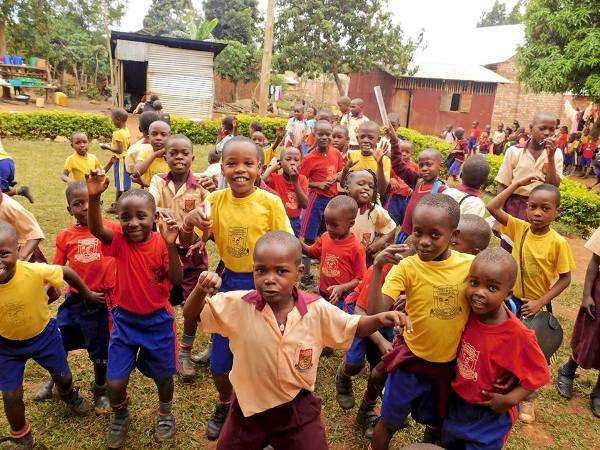 Uganda: Màn vũ đạo của trẻ em mồ côi sẽ xuất hiện trong MV ca nhạc của ngôi sao nổi tiếng - Ảnh 2.