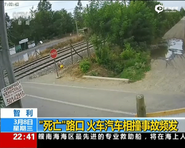 Băng qua đường t&agrave;u, xe tải hạng nặng bị t&agrave;u hỏa cưa l&agrave;m đ&ocirc;i rồi ph&aacute;t nổ - Ảnh 1.