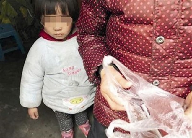 Trung Quốc: Bé gái 4 tuổi và nỗi ám ảnh khi chứng kiến toàn bộ cảnh tượng bố bóp cổ mẹ tới chết - Ảnh 1.