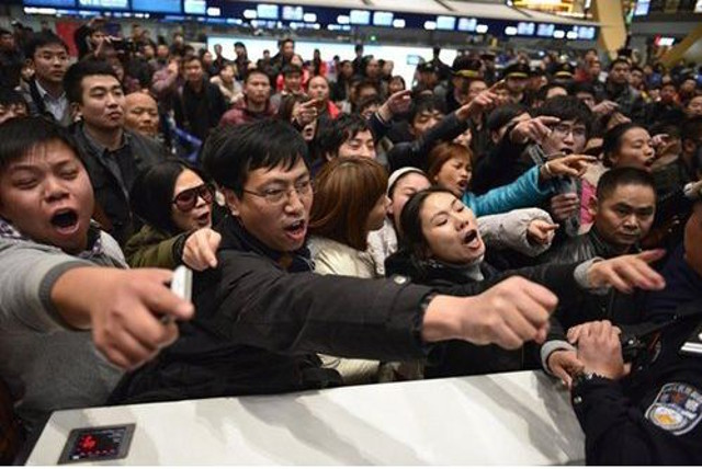 Giảm thi&ecirc;̉u thảm cảnh chờ bay trong mỏi mòn, Trung Qu&ocirc;́c x&acirc;y th&ecirc;m 136 s&acirc;n bay vào năm 2025 - Ảnh 1.