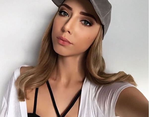 Once a child, Eminem's daughter is now a super hot 21-year-old student - Photo 3.