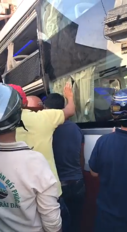 Lâm Đồng: Hai xe khách va chạm rồi lao thẳng vào nhà dân khiến nhiều người thương vong - Ảnh 1.