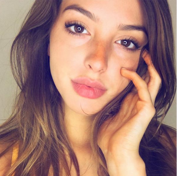 Cô nàng nóng bỏng nhất MXH Celine Farach sẽ tới Việt Nam vào 29, 30/4 - Ảnh 2.