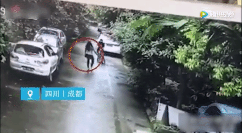 Trung Quốc: Cướp trẻ con giữa ban ngày, kẻ bắt cóc bị người dân đánh tới bất tỉnh - Ảnh 2.