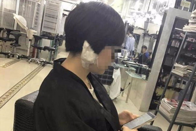 Trung Quốc: Đến tiệm làm đẹp, người phụ nữ trẻ bị thợ cắt tóc xẻo mất dái tai - Ảnh 1.