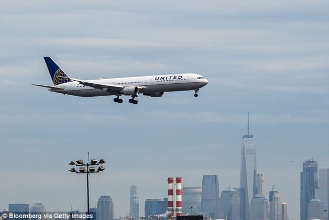 United Airlines bị tố cố tình phớt lờ hành vi quấy rối tình dục của hành khách say xỉn trên chuyến bay - Ảnh 1.