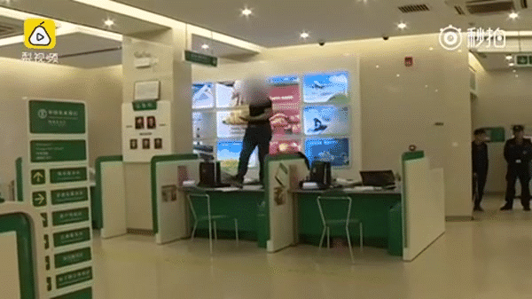 Mẹ kh&ocirc;ng cho 560 ngh&igrave;n đồng đi mua quần, con trai cầm dao phay đến ng&acirc;n h&agrave;ng l&agrave;m loạn - Ảnh 1.