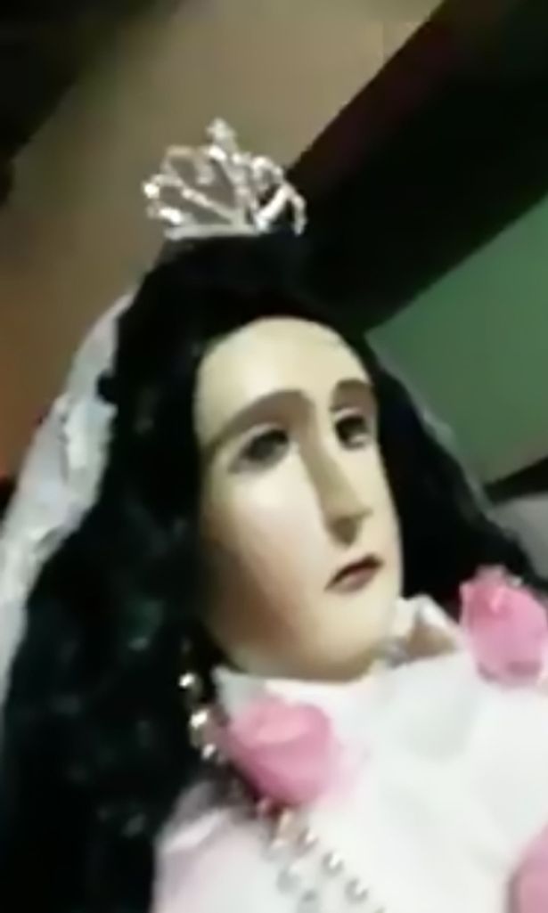 Những giọt lệ bí ẩn chảy ra từ khóe mắt bước tượng Đức Mẹ ở Paraguay - Ảnh 1.