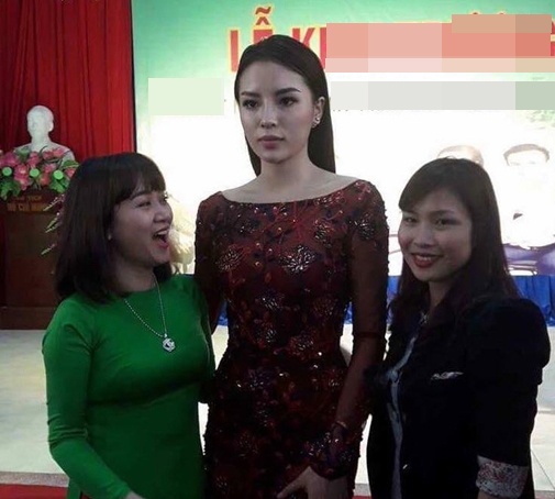 Hoa hậu Kỳ Duyên lại bị soi mặt như tượng sáp khi chụp ảnh cùng fan - Ảnh 1.