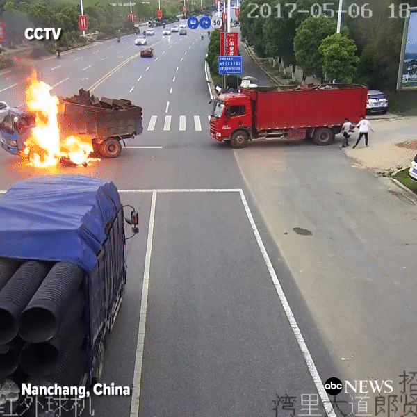 Khoảnh khắc người đi xe máy biến thành đuốc sống giữa đường sau khi đâm trúng bình xăng ô tô tải - Ảnh 2.