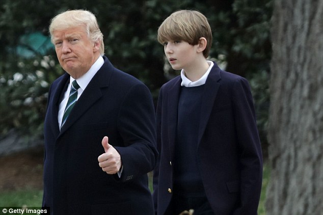 Cậu &uacute;t nh&agrave; Donald Trump dẫn 80 bạn c&ugrave;ng lớp tới tham quan Nh&agrave; Trắng - Ảnh 1.