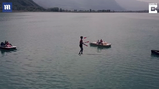 Ba anh chàng mạo hiểm đi dây băng qua hồ gần cả cây số - Ảnh 2.