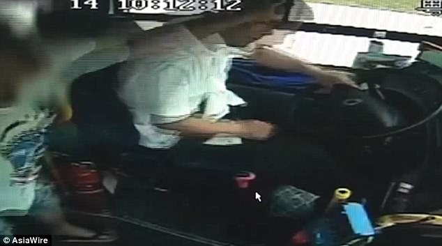 Không được dừng đỗ theo ý muốn, nam hành khách đánh đập dã man vị tài xế xe buýt - Ảnh 2.