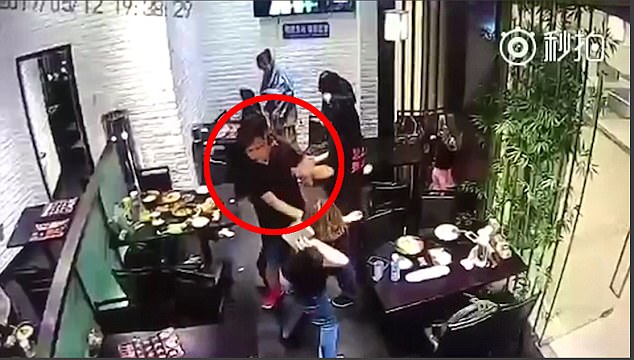 Cô gái hành hung bé gái 4 tuổi ngay giữa nhà hàng vì dám làm hỏng bầu không khí lãng mạn của buổi hẹn hò - Ảnh 2.