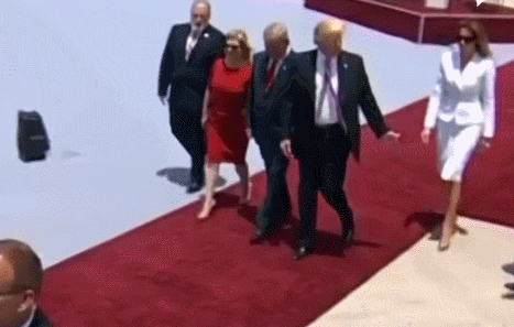 7 khoảnh khắc bất bình thường của Tổng thống Donald Trump và Đệ nhất phu nhân Melania - Ảnh 2.