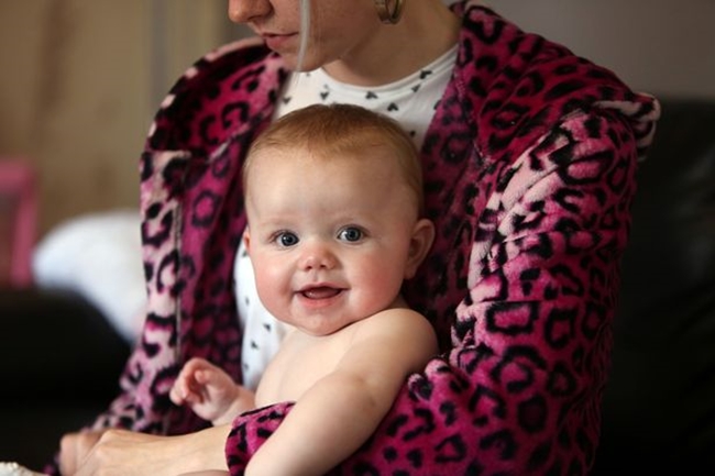 Qua bức ảnh gia đình, mẹ bàng hoàng phát hiện con gái 7 tháng tuổi mắc căn bệnh ung thư mắt cực hiếm gặp - Ảnh 1.