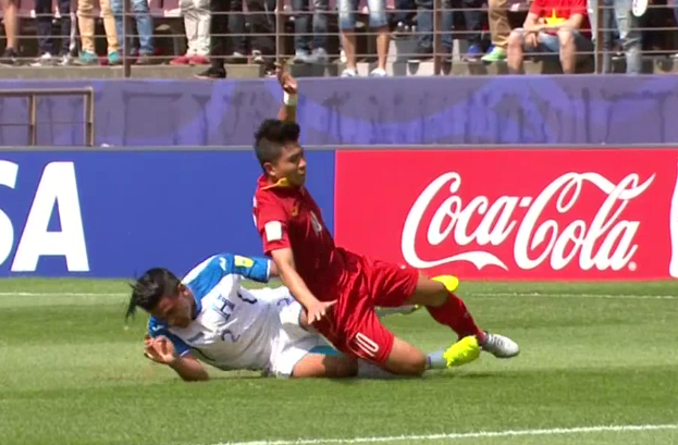 Giống Ronaldo, sao U20 Việt Nam dù chấn thương vẫn cãi bác sĩ thi đấu tiếp - Ảnh 2.