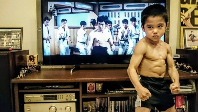 Cậu bé 7 tuổi người Nhật khiến cả thế giới kinh ngạc vì màn trình diễn tuyệt vời y hệt huyền thoại Lý Tiểu Long - Ảnh 9.
