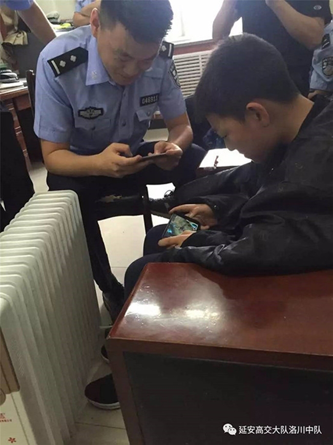 Cảnh sát hồn nhiên chơi điện tử trong ca trực và sự thật phía sau khiến nhiều người không khỏi kinh ngạc - Ảnh 1.