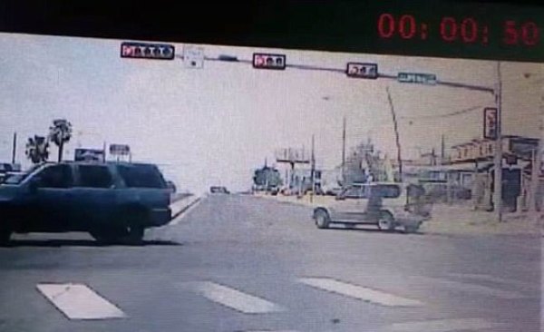 Video: Không được mẹ thắt dây an toàn, bé trai 1 tuổi bị hất văng từ xe hơi xuống đường - Ảnh 2.