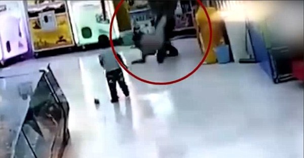 Trung Quốc: Bé gái 7 tuổi bị cha ruột hành hung dã man trong siêu thị - Ảnh 2.