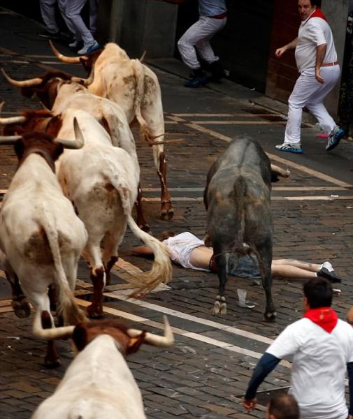 Tây Ban Nha: Hàng loạt du khách bị húc trọng thương trong lễ hội bò tót - Ảnh 2.