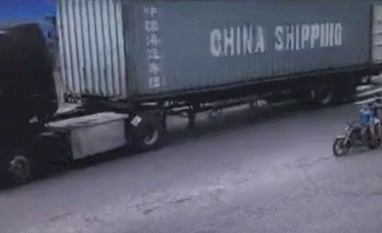 Đột ngột quay đầu, container k&eacute;o l&ecirc; rồi đ&egrave; nghiến l&ecirc;n chiếc xe m&aacute;y b&ecirc;n cạnh khiến 1 người chết - Ảnh 1.
