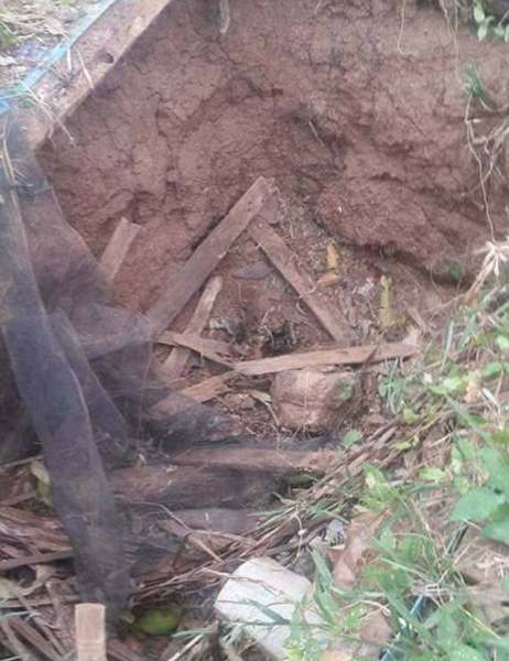 Indonesia: Phát hiện một bé trai sơ sinh bị chôn vùi dưới hố rác lớn - Ảnh 2.