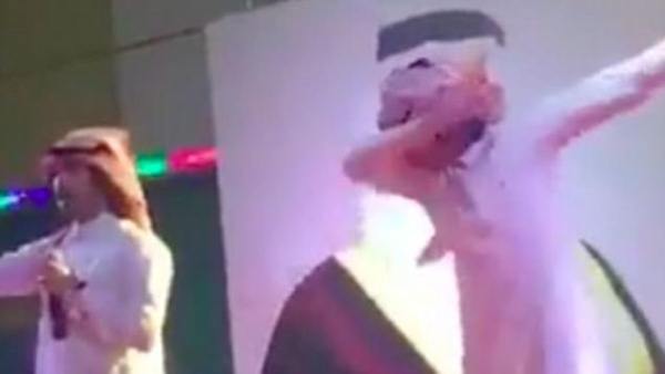 Thực hiện động t&aacute;c Dabbing, nam ca sĩ nổi tiếng bị cảnh s&aacute;t bắt giữ ngay sau buổi biểu diễn - Ảnh 3.