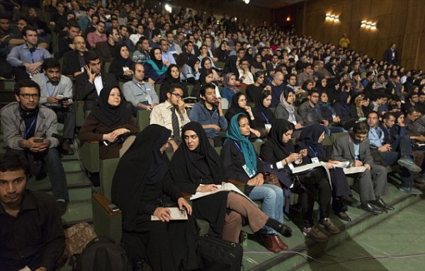 Tiêu chuẩn tuyển dụng giáo viên tương lai ở Iran: Không có mụn, hàm trên 20 chiếc răng, không được vô sinh và mù màu... - Ảnh 1.