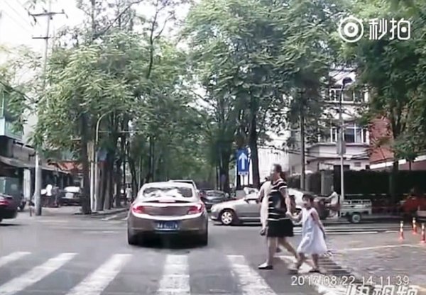 Bé gái trở thành ngôi sao mạng xã hội sau hình ảnh cúi gập người, vẫy tay để cảm ơn khi được tài xế nhường đường - Ảnh 2.