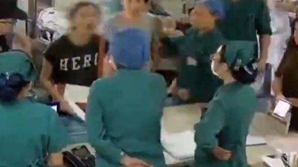 Kh&ocirc;ng được đ&aacute;p ứng y&ecirc;u cầu, c&ocirc; g&aacute;i trẻ t&aacute;t thẳng v&agrave;o mặt b&aacute;c sĩ trực ca - Ảnh 2.