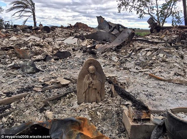 Trận hỏa hoạn do siêu bão Harvey thiêu 3 căn nhà thành tro, nhưng bức tượng Đức Mẹ vẫn đứng hiên ngang - Ảnh 1.
