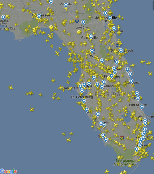 Trốn bão Irma, máy bay gấp rút rời Florida - Ảnh 1.