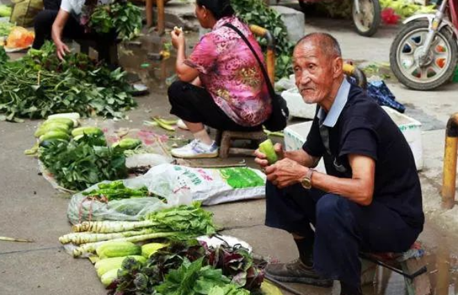 Người đàn ông bán rau nuôi cháu nội