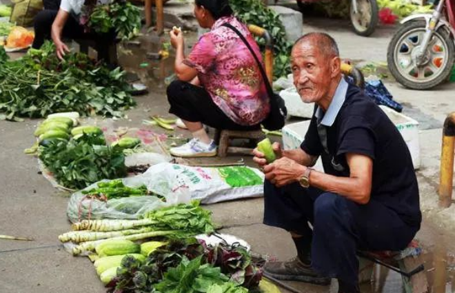 Người đàn ông bán rau nuôi cháu nội mồ côi suốt 14 năm bỗng phát hiện sự thật còn đau đớn hơn cả mất con - Ảnh 1.