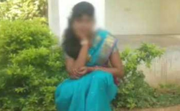 N&oacute;i chuyện với bạn nam c&ugrave;ng lớp, b&eacute; g&aacute;i 13 tuổi bị cha ruột b&oacute;p cổ tới chết - Ảnh 1.