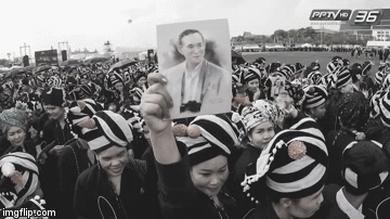 Nghẹn ngào nhìn lại những hình ảnh người dân Thái đến viếng thăm Quốc vương Bhumibol Adulyadej trong gần 1 năm qua - Ảnh 6.