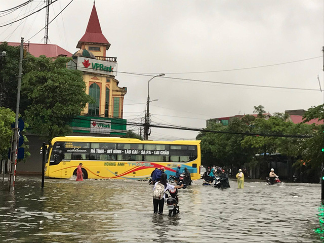 Mưa lớn suốt đêm, TP Vinh ngập sâu trong biển nước - Ảnh 1.