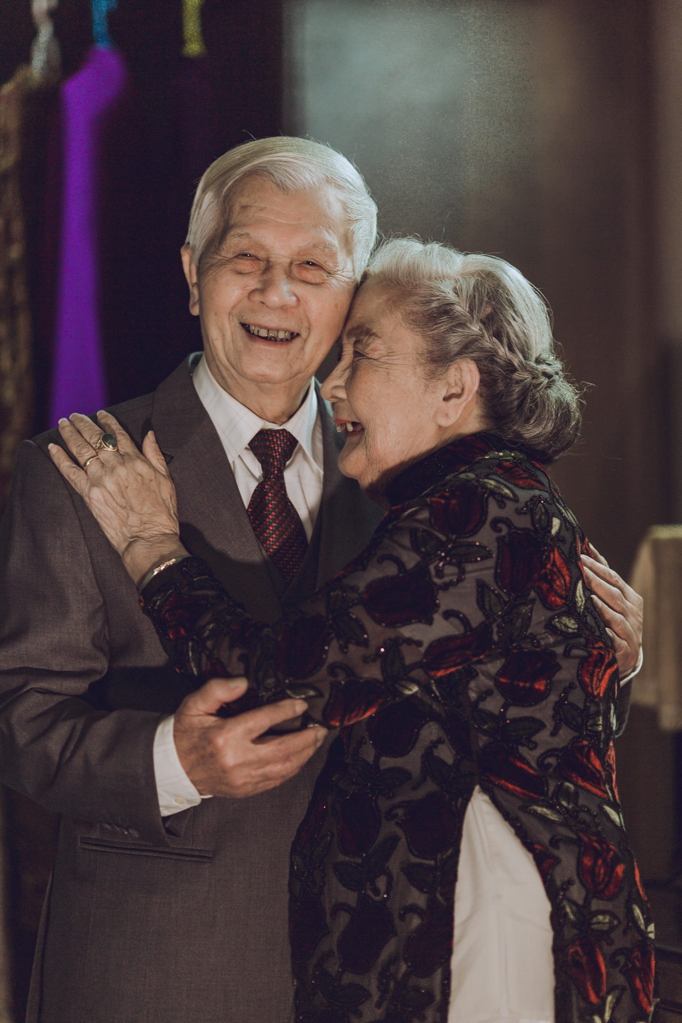 Tình Yêu Hơn 70 Năm Của Cặp Vợ Chồng Già Hà Nội Từng Gây Sốt Với Bộ Ảnh 