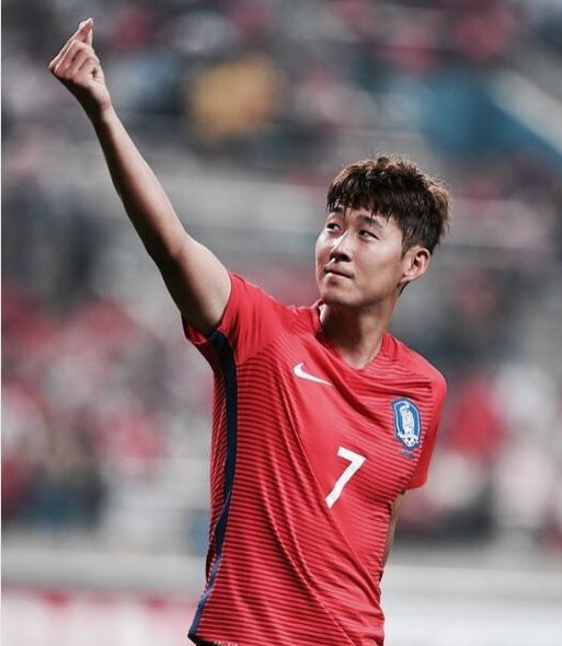 Son Heung-min: chàng cầu thủ điển trai cưa đổ 2 mỹ nhân Kpop - Ảnh 1.