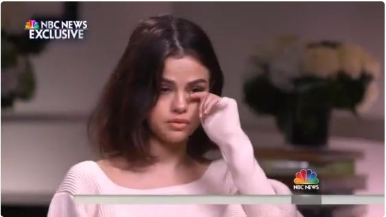 Selena Gomez xúc động rơi nước mắt trong buổi phỏng vấn vì người bạn thân hiến thận cho mình - Ảnh 1.