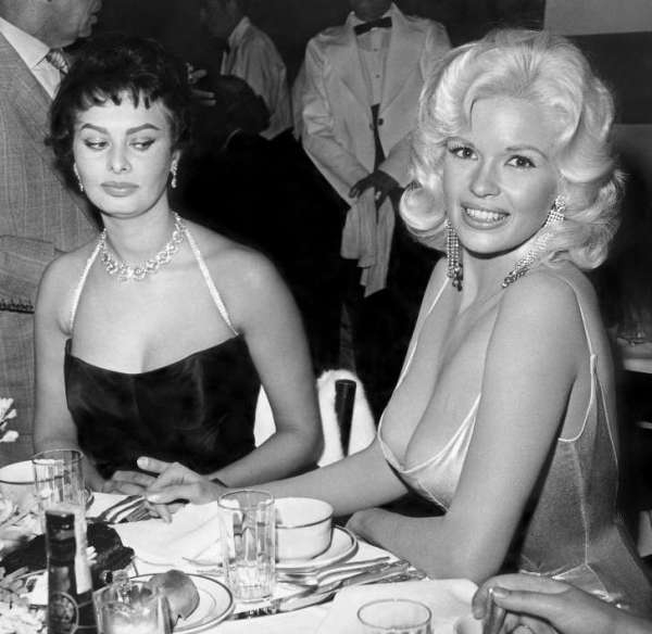 Sự thật đằng sau bức ảnh nổi tiếng cô đào Sophia Loren liếc nhìn vòng một của nữ đồng nghiệp - Ảnh 1.