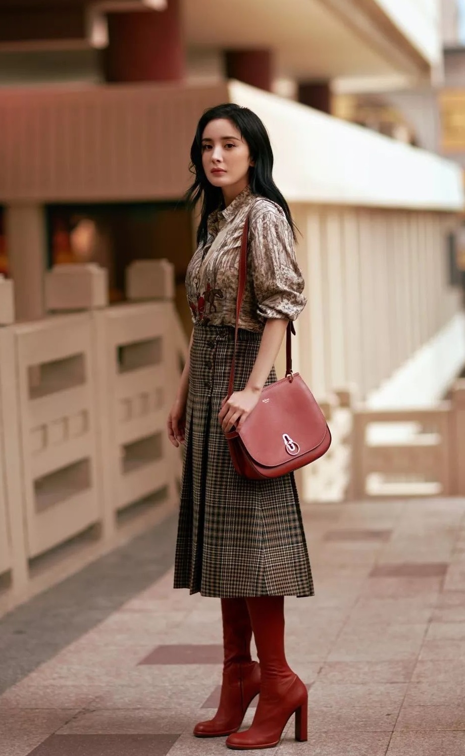Trông hết sức bình thường nhưng chiếc túi hàng hiệu này lại đang được loạt Hoa ngữ và các fashionista thi nhau diện - Ảnh 1. Trông hết sức bình thường nhưng chiếc túi hàng hiệu này lại đang được loạt Hoa ngữ và các fashionista thi nhau diện - Ảnh 1.