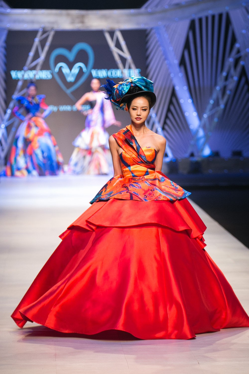 VIFW ngày 1: Kim Dung mở màn xuất sắc, vedette Thanh Hằng xuất hiện siêu chất trong show của Công Trí - Ảnh 15. VIFW ngày 1: Kim Dung mở màn xuất sắc, vedette Thanh Hằng xuất hiện siêu chất trong show của Công Trí - Ảnh 15.