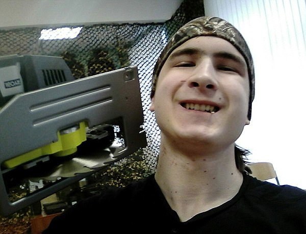 Vụ án chấn động nước Nga: Nam sinh sát hại thầy giáo rồi chụp ảnh bên cạnh thi thể vì bị đe dọa đuổi học - Ảnh 2.