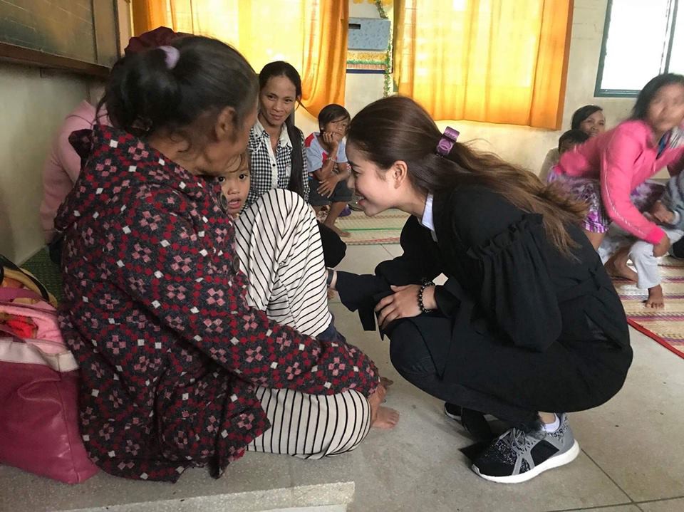 Phạm Hương về miền Trung giữa lúc bão lũ, quét sân phát quà giúp đỡ đồng bào - Ảnh 2. Phạm Hương về miền Trung giữa lúc bão lũ, quét sân phát quà giúp đỡ đồng bào - Ảnh 2.