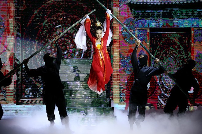 Trước lùm xùm giành vai diễn, Ninh Dương Lan Ngọc cũng từng bị đồn cướp bài nhảy của Angela Phương Trinh - Ảnh 1.