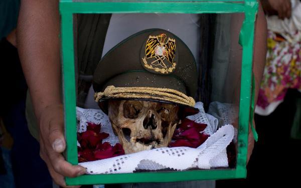 Lễ hội đáng sợ tại Bolivia: Đưa đầu lâu người thân dạo chơi khắp nơi cùng kính râm, mũ rộng vành như người còn sống - Ảnh 1.