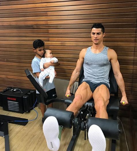 Những khoảnh khắc ngọt ngào của Ronaldo bên các con - Ảnh 3.